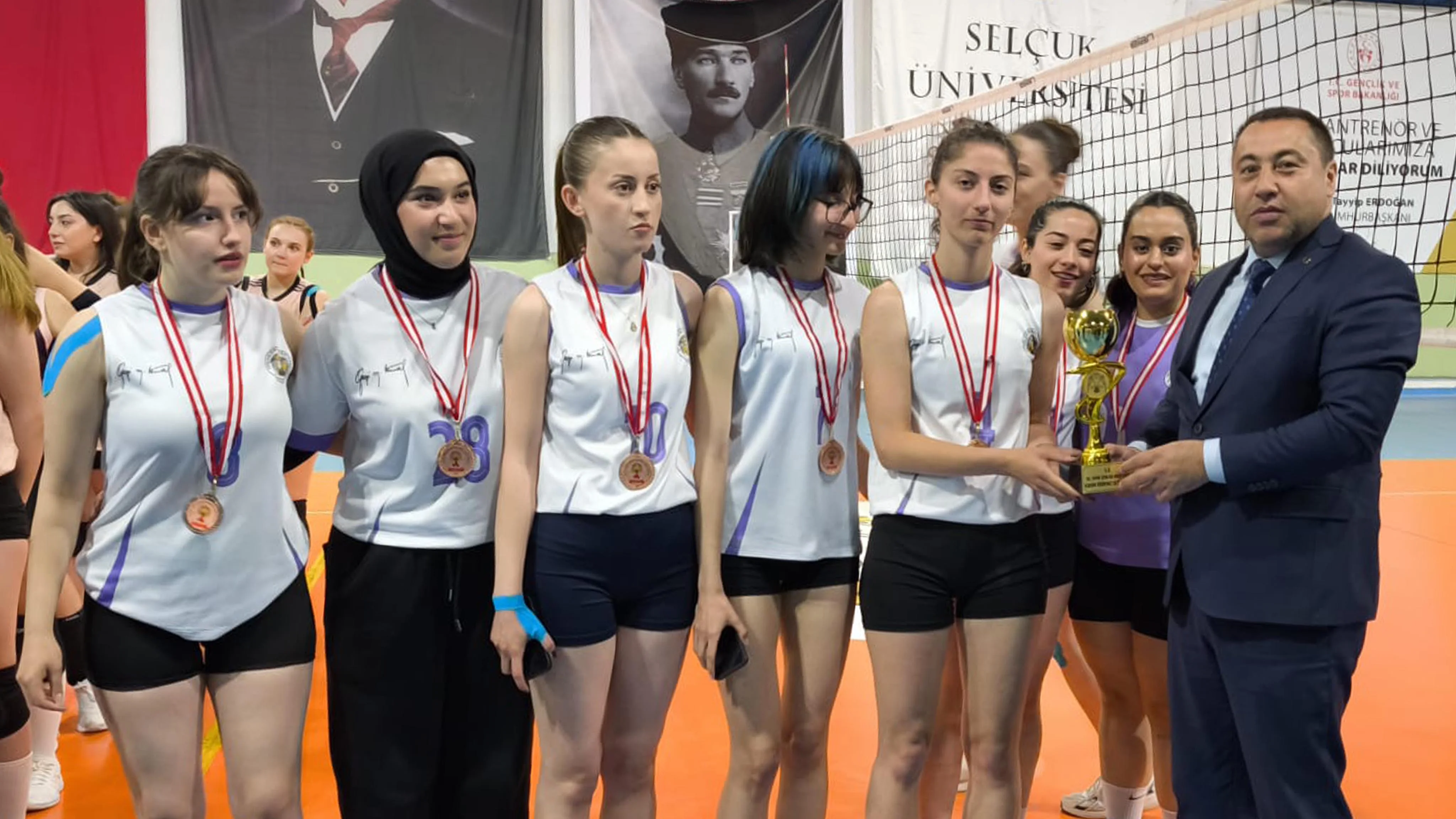 Selçuk Üniversitesi Spor Şenlikleri’nde kupa heyecanı
